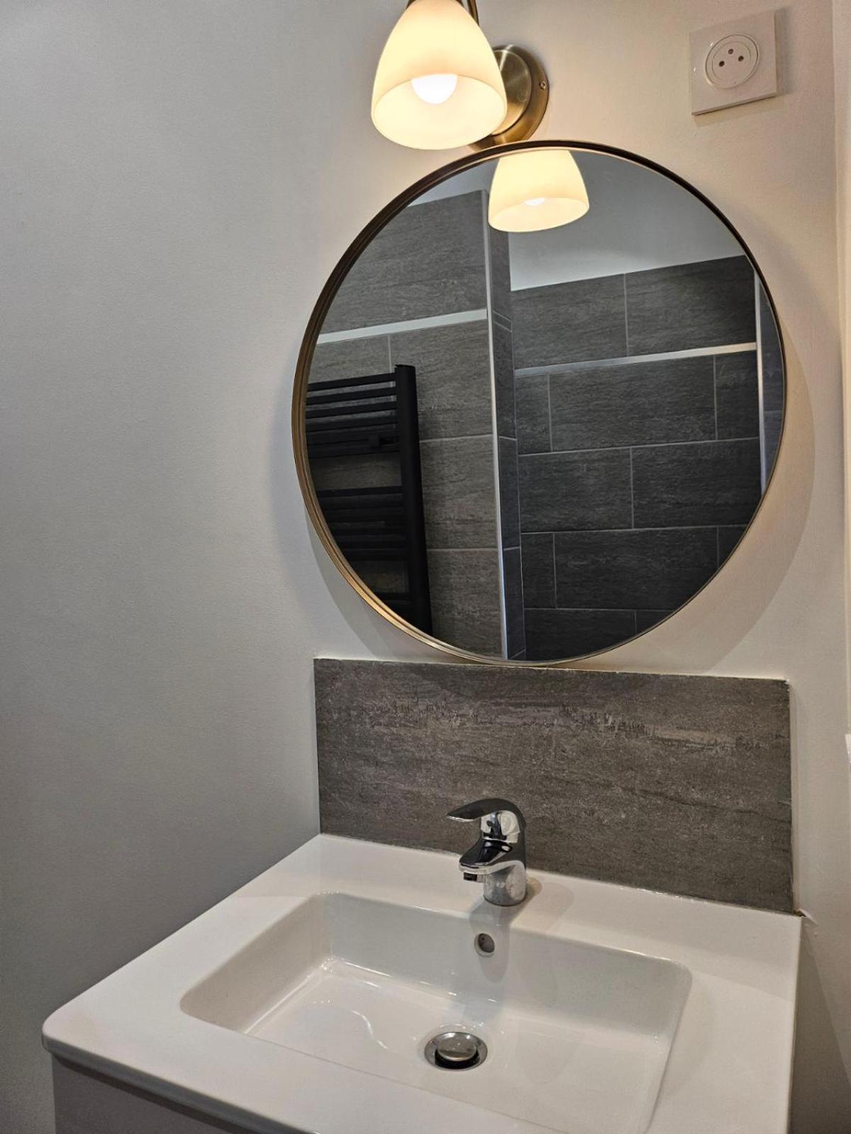 Agreable Logement Avec Terrasse Saint-Victoret Екстериор снимка